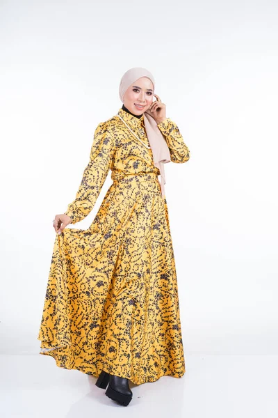 Ganzkörperporträt Eines Schönen Weiblichen Modells Traditioneller Kleidung Und Hijab Einer — Stockfoto