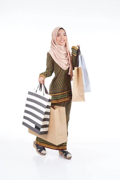Una Hermosa Estudiante Universitaria Musulmana Con Vestido Tradicional Asiático Kurung — Foto de Stock