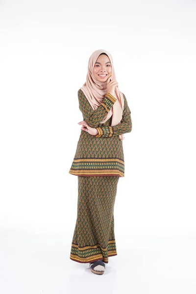 Estudante Feminina Vestindo Kurung Moderno Com Hijab Vestuário Estilo Vida — Fotografia de Stock