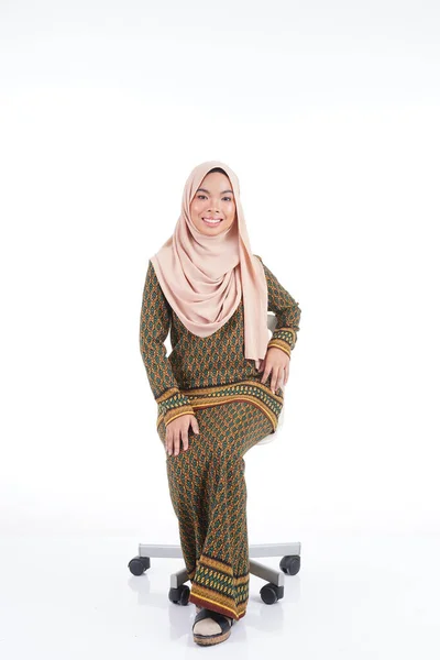 各种姿势的女学生都穿着现代的Kurung 这是穆斯林妇女的一种现代城市生活方式 在白人背景下与世隔绝 美容美发流行观念 — 图库照片