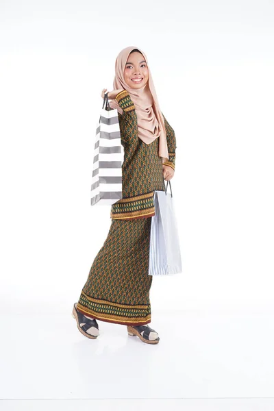 Seorang Mahasiswi Kolese Wanita Muslim Yang Cantik Dengan Pakaian Tradisional — Stok Foto