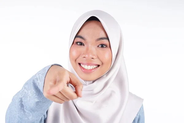 白い背景に孤立した様々な表情を示すヒジャーブを身に着けているかわいいイスラム教徒のティーンエイジャーのヘッドショット 風景の向き — ストック写真