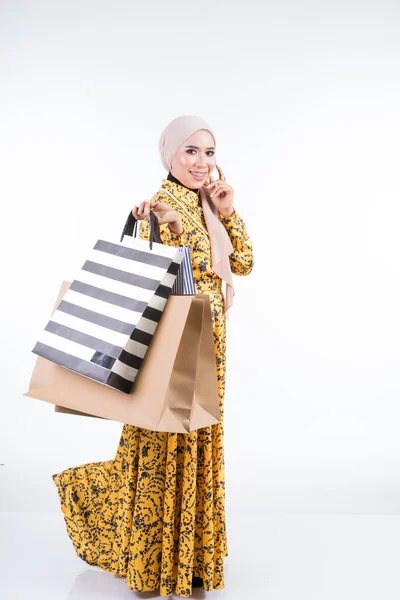 Bellissimo Modello Femminile Musulmano Abito Tradizionale Asiatico Che Trasporta Borse — Foto Stock