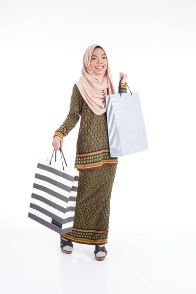 Una Hermosa Estudiante Universitaria Musulmana Con Vestido Tradicional Asiático Kurung —  Fotos de Stock