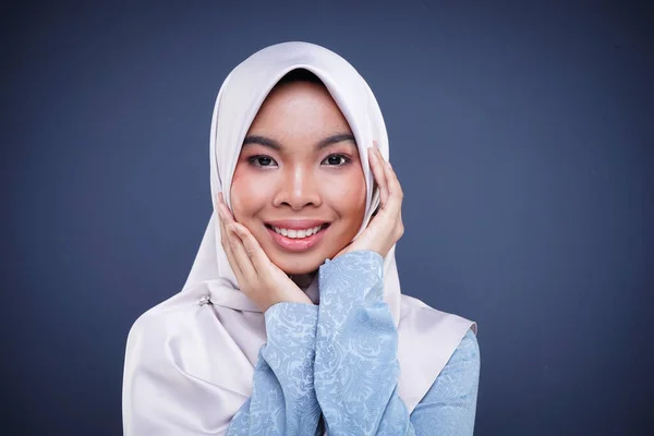 Huvudskott Söt Muslimsk Tonåring Bär Hijab Visar Olika Ansiktsuttryck Isolerad — Stockfoto