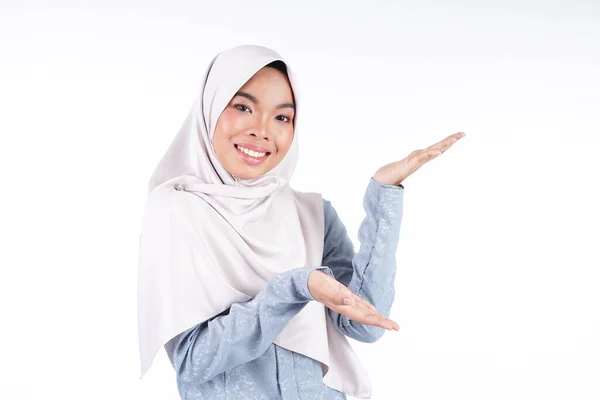 Testa Simpatico Adolescente Musulmano Che Indossa Hijab Mostrando Varie Espressioni — Foto Stock