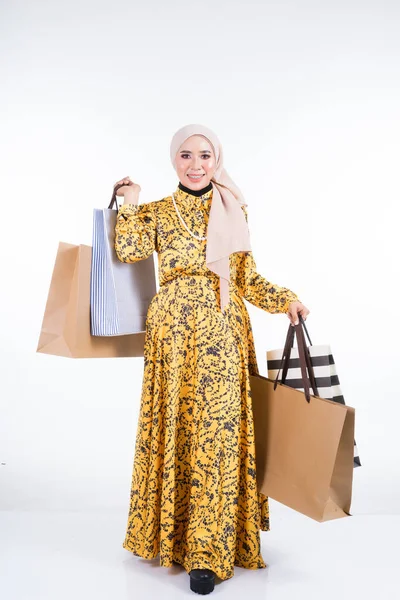 Красивая Мусульманская Модель Азиатском Традиционном Платье Пакетами Покупок Изолированы Белом — стоковое фото