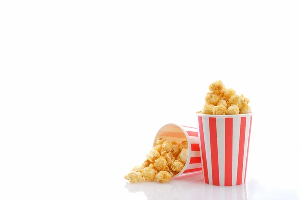 Popcorn Röd Ränder Kopp Med Kopia Utrymme Isolerad Vit Bakgrund — Stockfoto