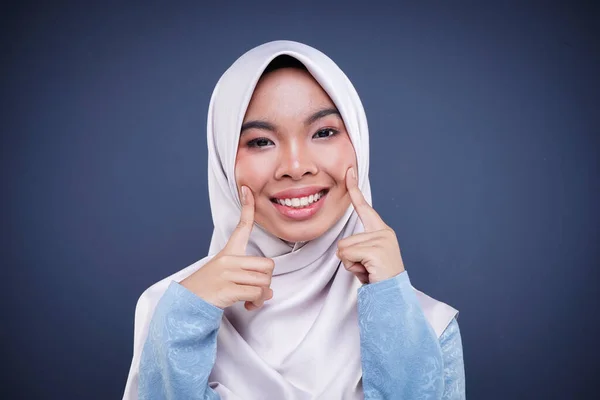 Hoofdfoto Van Een Schattige Moslimtiener Die Hijab Droeg Met Verschillende — Stockfoto