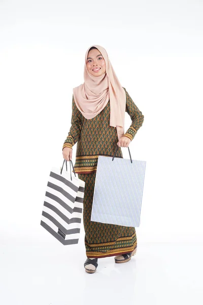 Una Bella Studentessa Musulmana Abito Tradizionale Asiatico Kurung Moderno Portando — Foto Stock