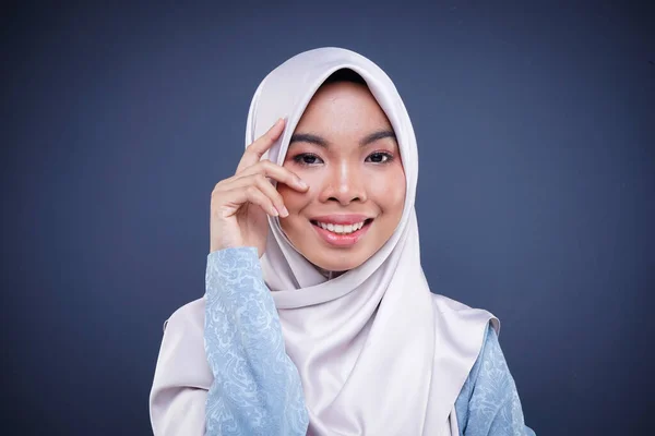 Testa Simpatico Adolescente Musulmano Che Indossa Hijab Mostrando Varie Espressioni — Foto Stock