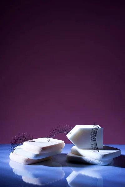 Kozmetik Ürün Tanıtımı Minimalist Bir Konseptte Sunum Sahne Işıkları Renkli — Stok fotoğraf