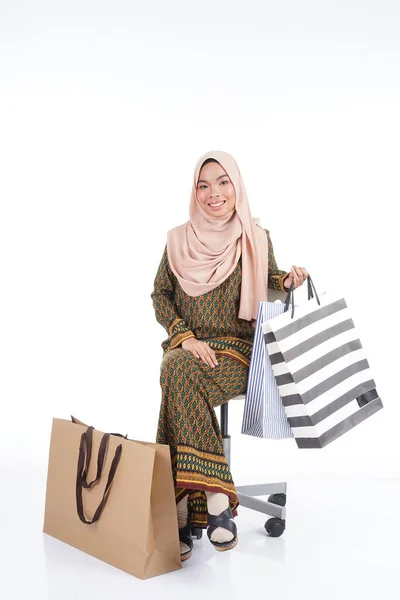 Seorang Mahasiswi Kolese Wanita Muslim Yang Cantik Dengan Pakaian Tradisional — Stok Foto
