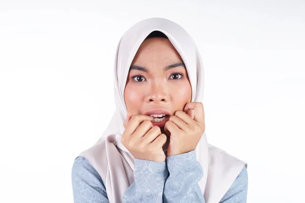 Imagen Lindo Adolescente Musulmán Con Hiyab Mostrando Varias Expresiones Faciales —  Fotos de Stock