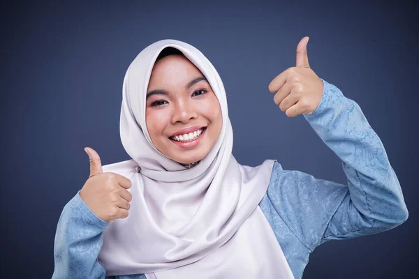 Tiro Cabeça Adolescente Muçulmano Bonito Usando Hijab Mostrando Várias Expressões — Fotografia de Stock