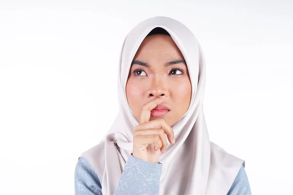 Headshot Dari Remaja Muslim Lucu Mengenakan Jilbab Menunjukkan Berbagai Ekspresi — Stok Foto