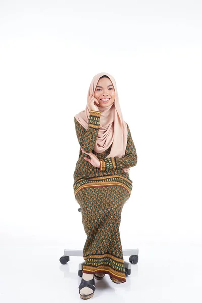 Estudante Feminina Várias Poses Vestindo Kurung Moderno Vestuário Estilo Vida — Fotografia de Stock