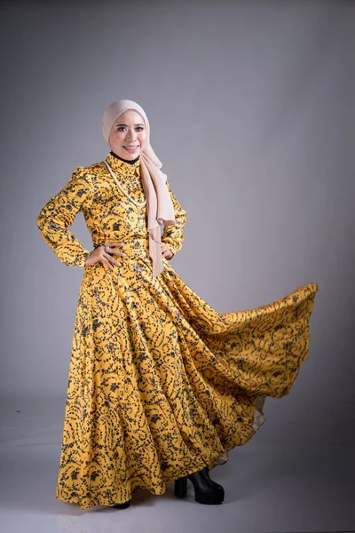 Полноразмерный Портрет Красивой Женщины Модели Одетой Традиционное Платье Хиджаб Стиль — стоковое фото