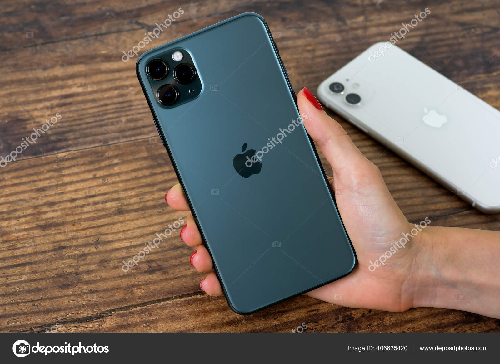 Iphone Max Pro Midnight Green Color Stock Editorial Photo C Nycruss