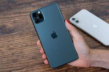 iPhone 11 Max Pro gece yarısı yeşili.