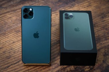 iPhone 11 Max Pro gece yarısı yeşili.