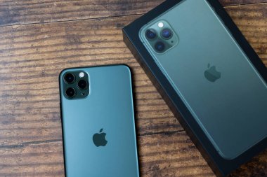 iPhone 11 Max Pro gece yarısı yeşili.