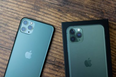 iPhone 11 Max Pro gece yarısı yeşili.
