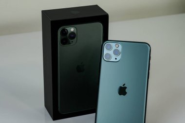 iPhone 11 Max Pro gece yarısı yeşili.