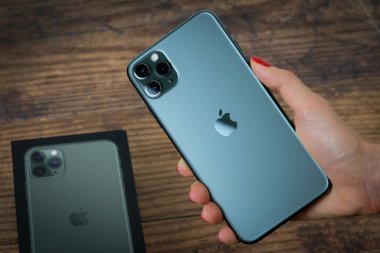 iPhone 11 Max Pro gece yarısı yeşili.