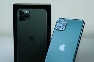 iPhone 11 Max Pro gece yarısı yeşili.