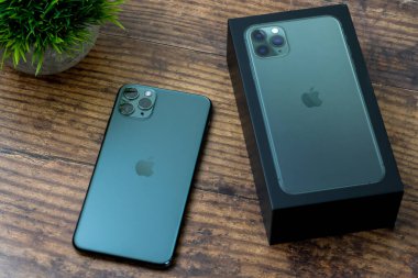 iPhone 11 Max Pro gece yarısı yeşili.