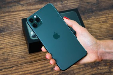 iPhone 11 Max Pro gece yarısı yeşili.