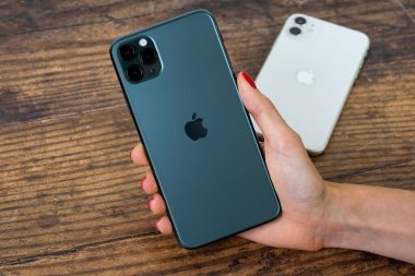 iPhone 11 Max Pro gece yarısı yeşili.