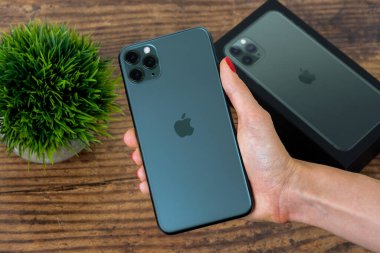iPhone 11 Max Pro gece yarısı yeşili.