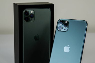 iPhone 11 Max Pro gece yarısı yeşili.