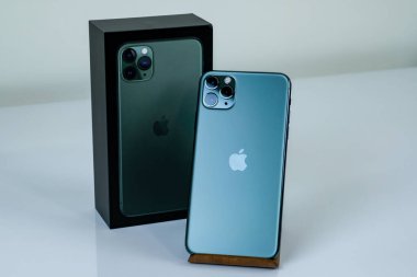 iPhone 11 Max Pro gece yarısı yeşili.