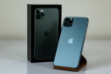 iPhone 11 Max Pro gece yarısı yeşili.