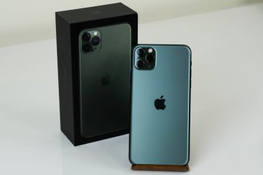 iPhone 11 Max Pro gece yarısı yeşili.