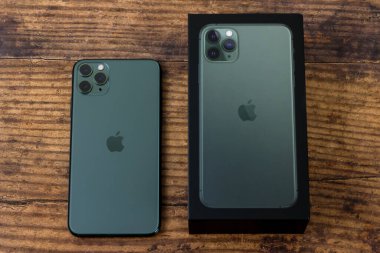 iPhone 11 Max Pro gece yarısı yeşili.