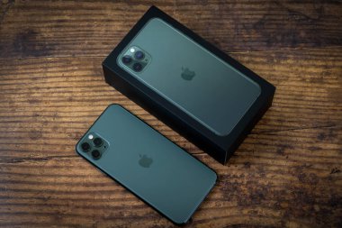 iPhone 11 Max Pro gece yarısı yeşili.