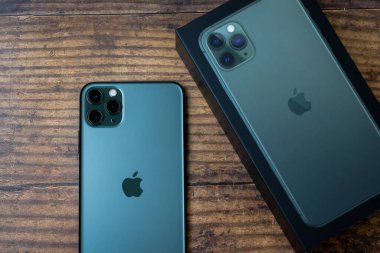 iPhone 11 Max Pro gece yarısı yeşili.