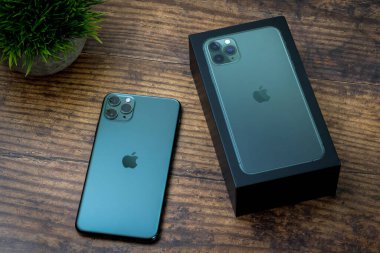 iPhone 11 Max Pro gece yarısı yeşili.