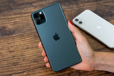 iPhone 11 Max Pro gece yarısı yeşili.