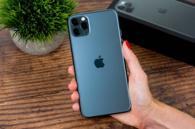 iPhone 11 Max Pro gece yarısı yeşili.
