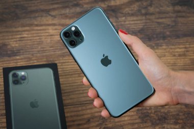 iPhone 11 Max Pro gece yarısı yeşili.