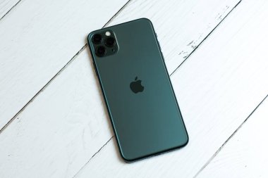 iPhone 11 Max Pro gece yarısı yeşili.