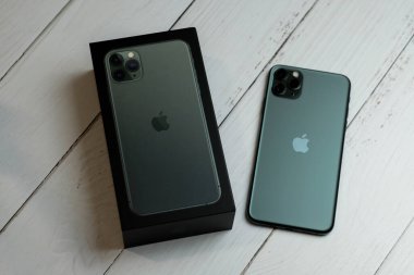 iPhone 11 Max Pro gece yarısı yeşili.