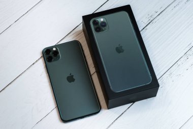 iPhone 11 Max Pro gece yarısı yeşili.
