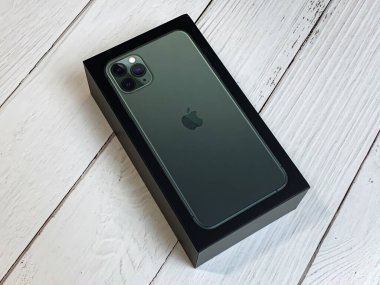 iPhone 11 Max Pro gece yarısı yeşili.