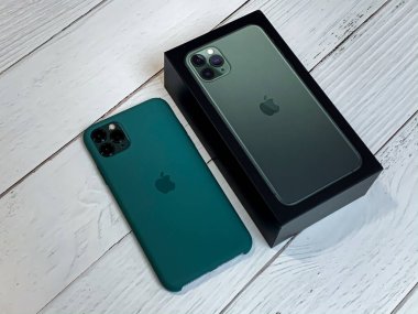 iPhone 11 Max Pro gece yarısı yeşili.
